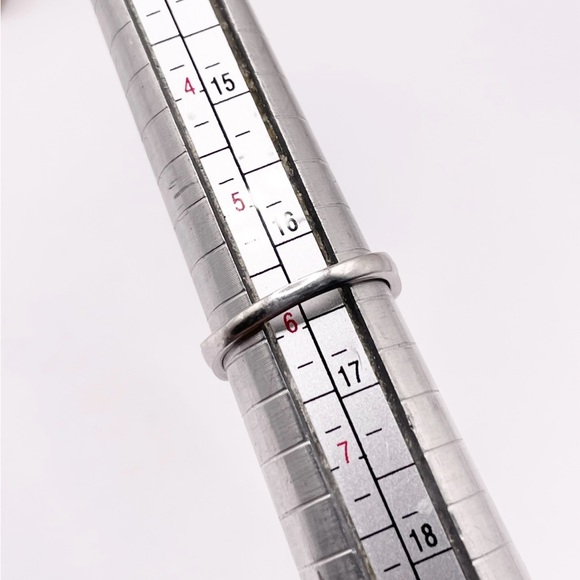 Size 6 Diamond chips 925 Sterling Silver Ring - Picture 7 of 8